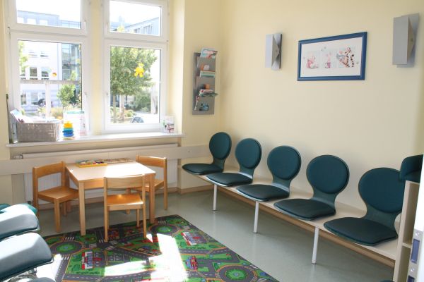 Wartezimmer mit Spielbereich